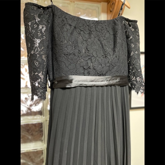 City Chic Trendy Plus Size Intriguing Off-The-Shoulder A-Line Gown Size 20W - Picture 4 of 7